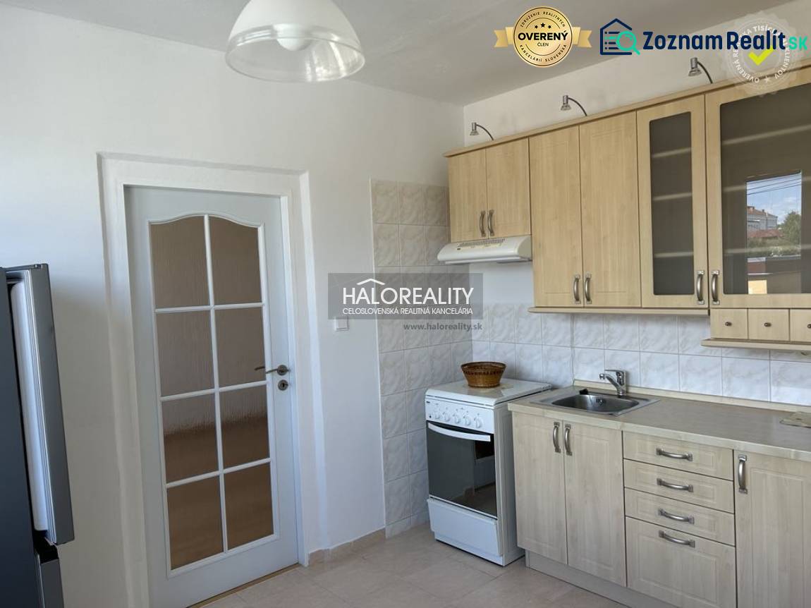 Prenájom, jednoizbový byt Prievidza, Čierne Mesto - ... - Kuchyňa s dreveným dekorom, kachličkovaná stena, biely sporák a biele dvere.