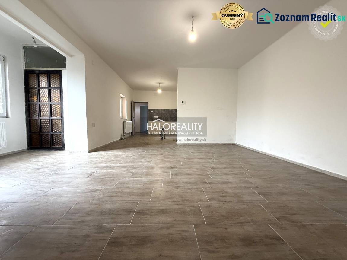 Predaj, rodinný dom Chynorany - Priestranný interiér s veľkými oknami a podlahou s dreveným dekorom v rodinnom dome.