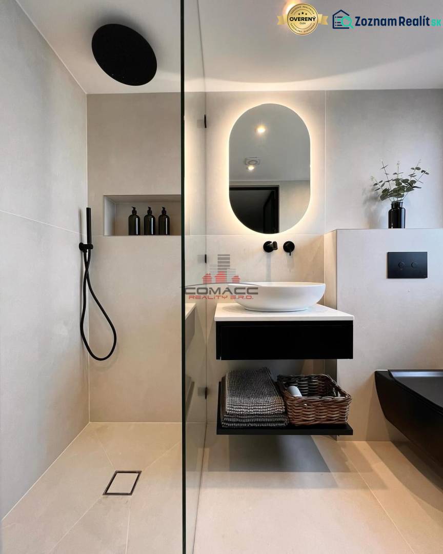 Exkl.4 iz novostavba RD - tepelné čerpadlo - Moravany nad Váhom - Kúpeľňa v rodinnom dome s osvetleným zrkadlom, čiernymi doplnkami a sprchou.