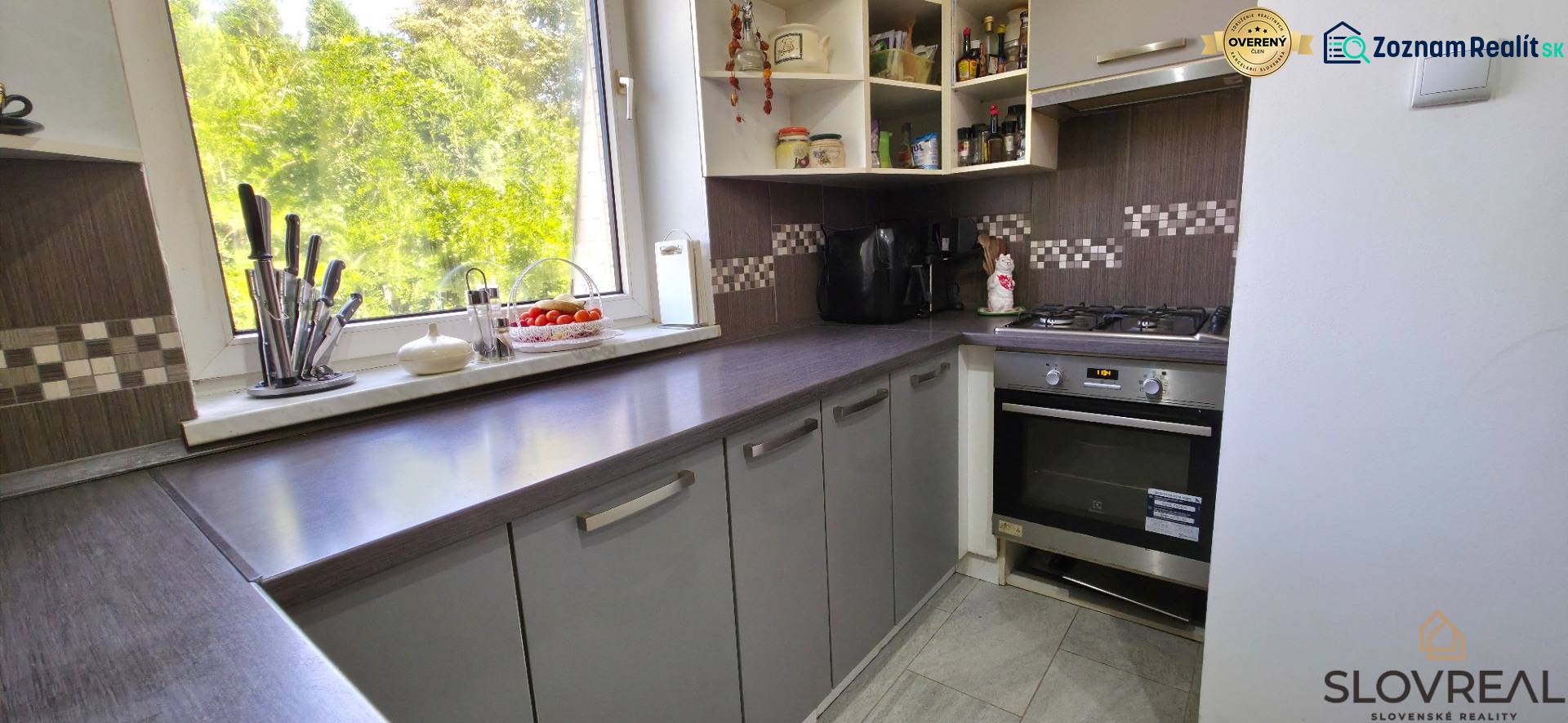 SLOVREAL - Predaj rodinného domu - Handlová - Kuchyňa v rodinnom dome s modernými spotrebičmi a výhľadom do záhrady.