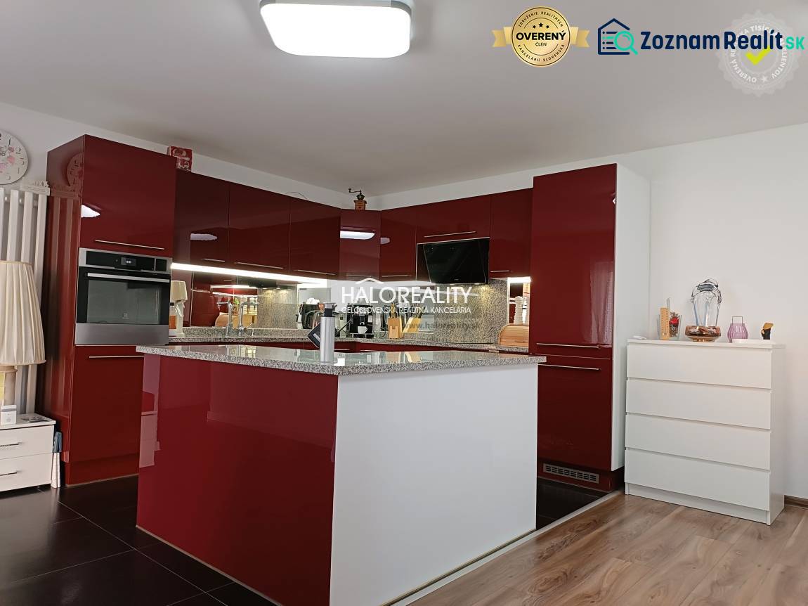 Predaj, rodinný dom Trebišov, NOVÁ SKVELÁ CENA ul. J... - Kuchyňa v byte s červenými skrinkami, ostrovčekom a spotrebičmi. Rodinný dom.