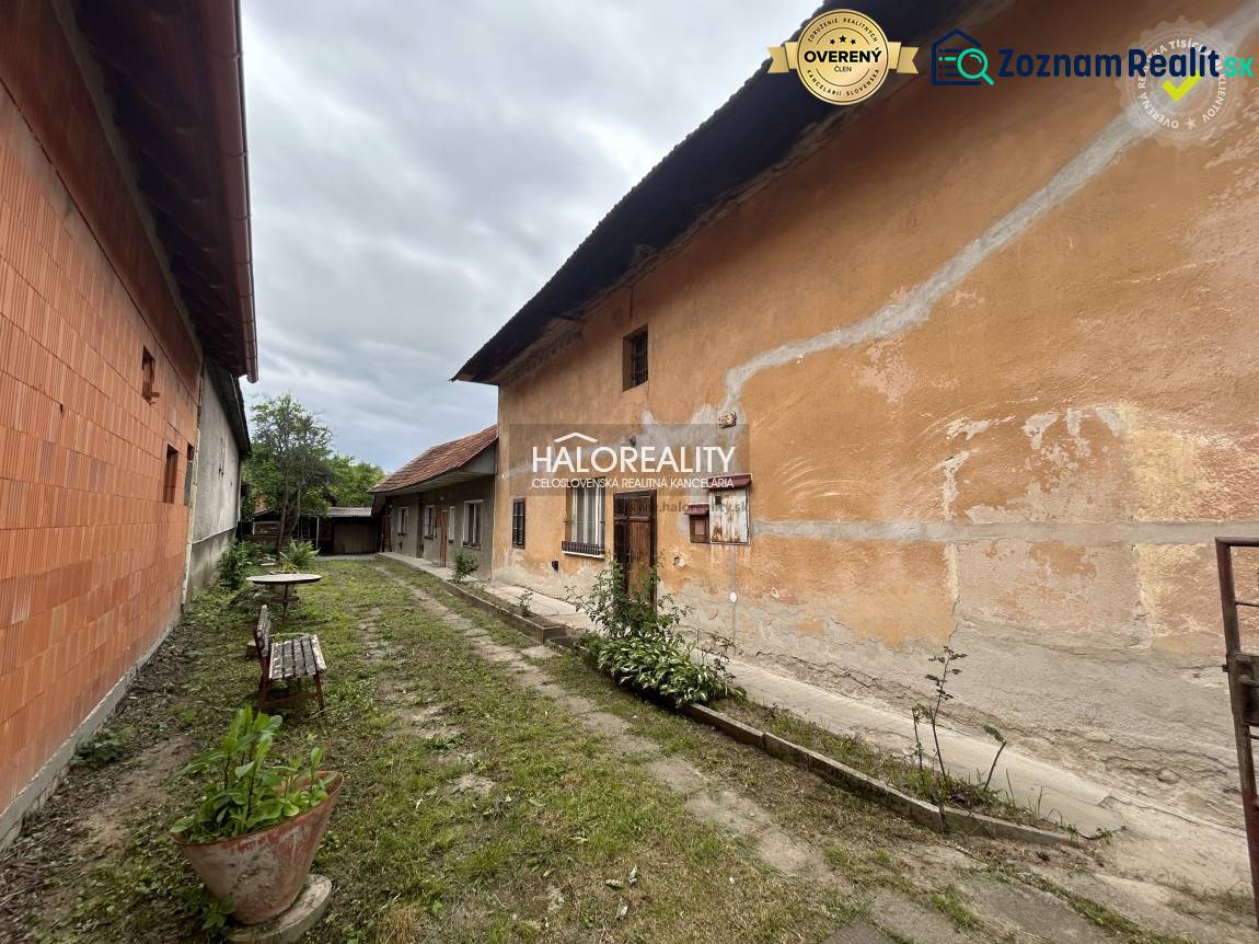 Predaj, rodinný dom Nedožery - Brezany, Nedožery, 2 ... - Dvor pri rodinnom dome v Nedožeroch - Brezanoch, s lavičkou a kvetináčom.