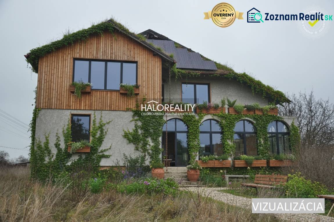 Predaj, rodinný dom Dolný Pial - VO VÝSTAVBE - Rodinný dom v Dolnom Piali s bohatou vegetáciou a solárnymi panelmi na streche.