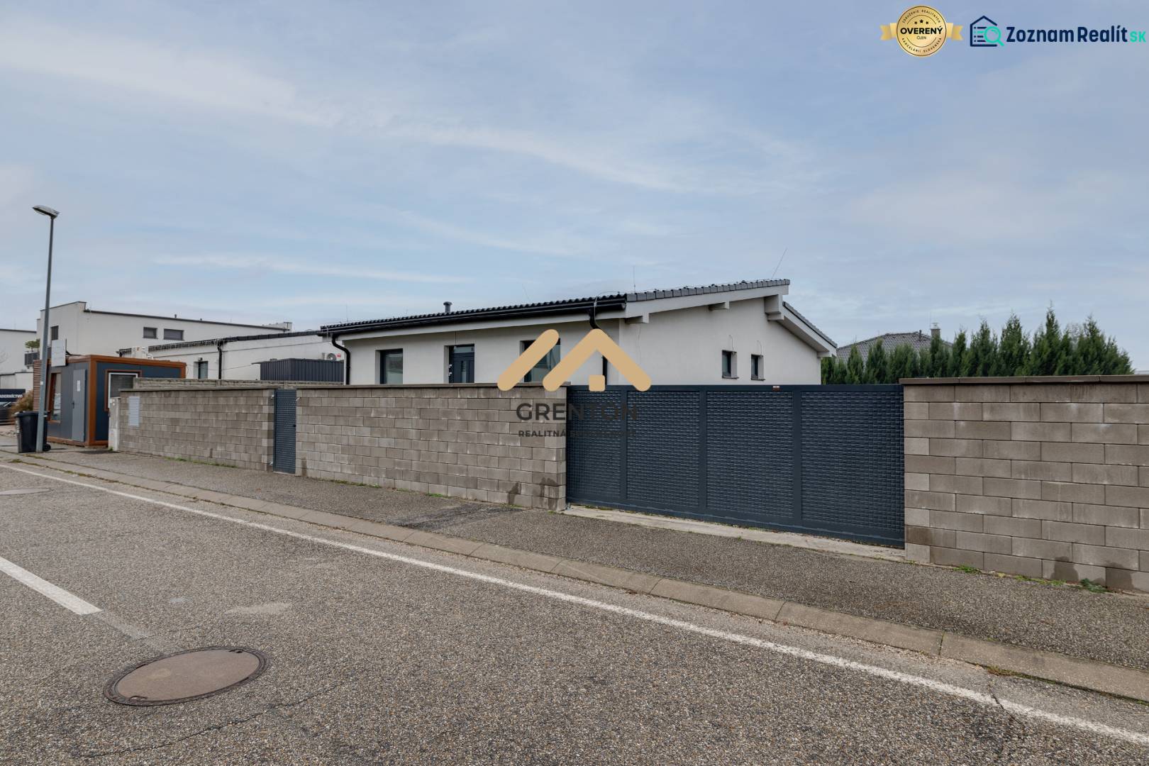 Novostavba samostatne stojaceho RD v štandarde, nízka spotreba - Kamenný plot s bránou pri rodinnom dome na ulici Pri parku v Slovenskom Grobe.