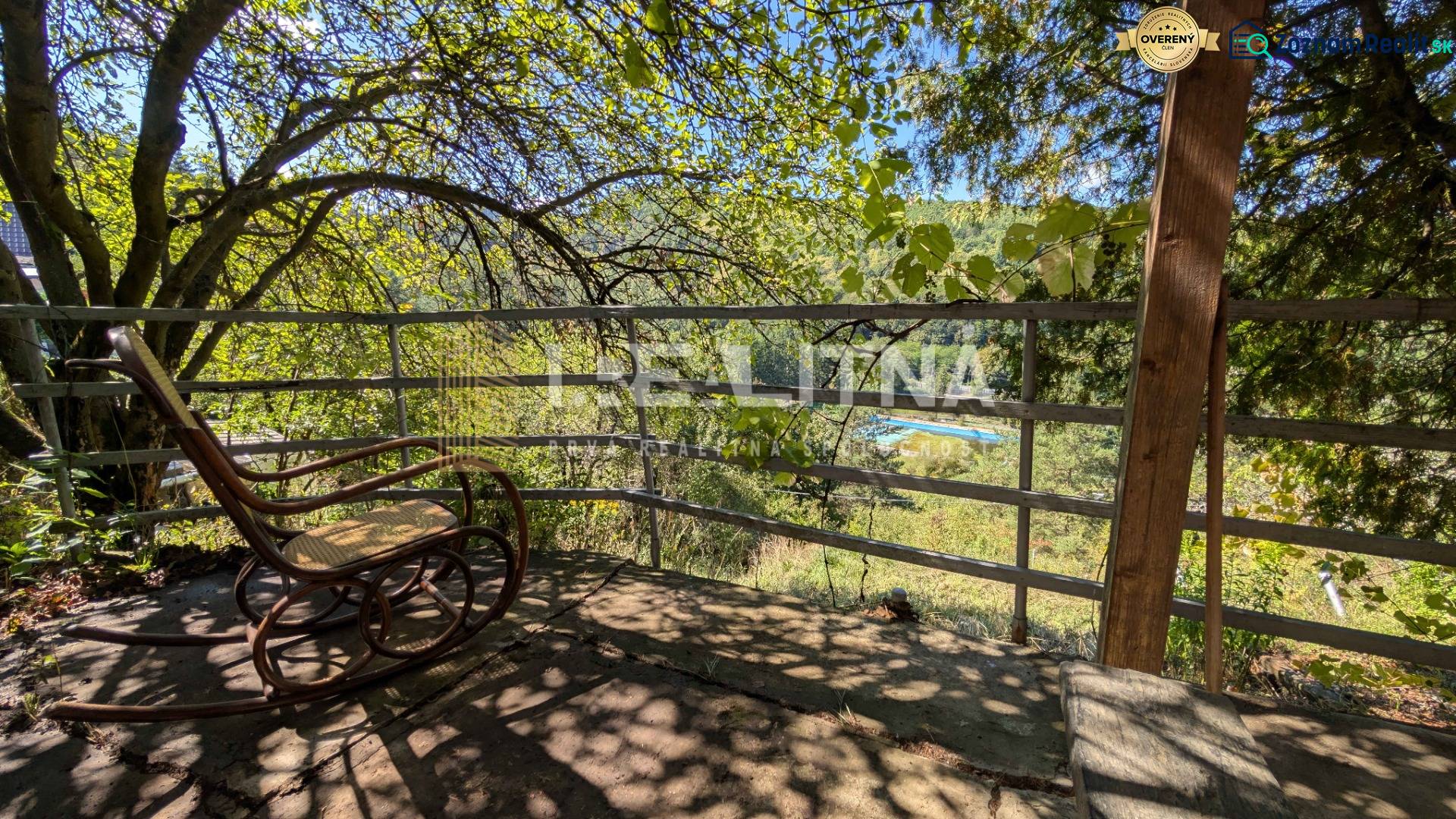 ZÁHRADA S UNIMOBUNKOU A VÝHĽADOM NA ZVOLEN , 465M2, ZVOLEN – HÁJIK - Hojdacie kreslo na terase s výhľadom na zeleň v Záhradách na Hájiku vo Zvolene.