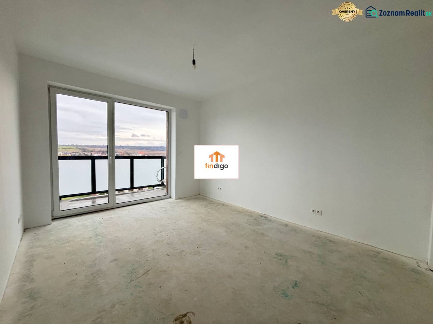 PREDAJ - 2-izbový byt v nádhernej lokalite Dvorníky - Prázdna izba v 2-izbovom byte s veľkými oknami a balkónom.