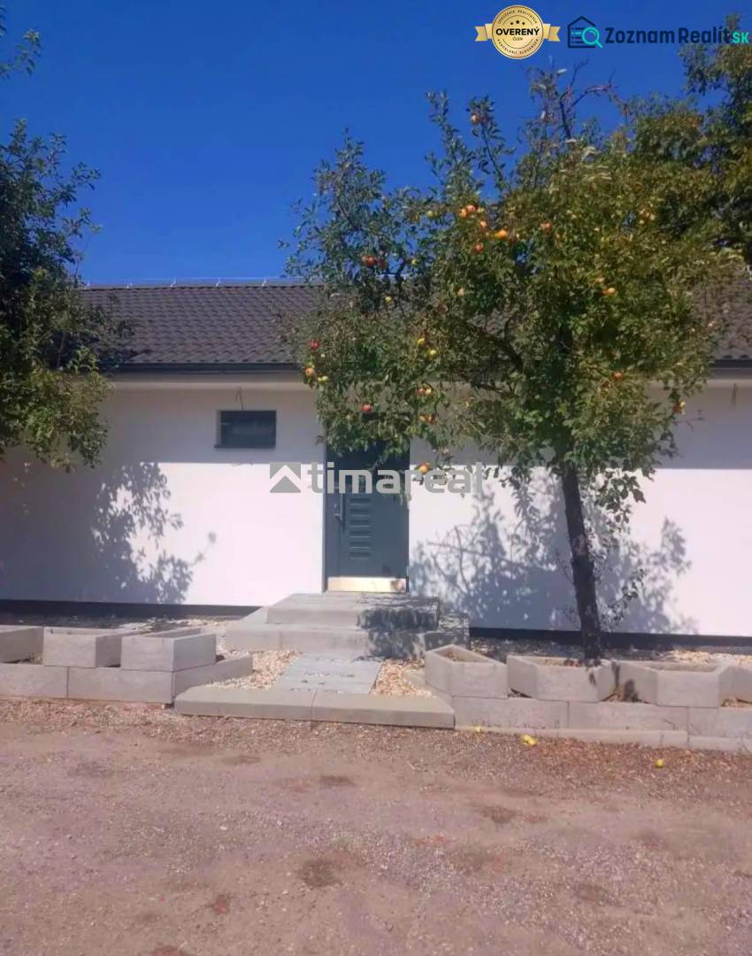Novostavba- 3i dom s dvorom s nízkou údržbou - Rodinný dom v Kaplnej s jablkami na strome a čistou oblohou.