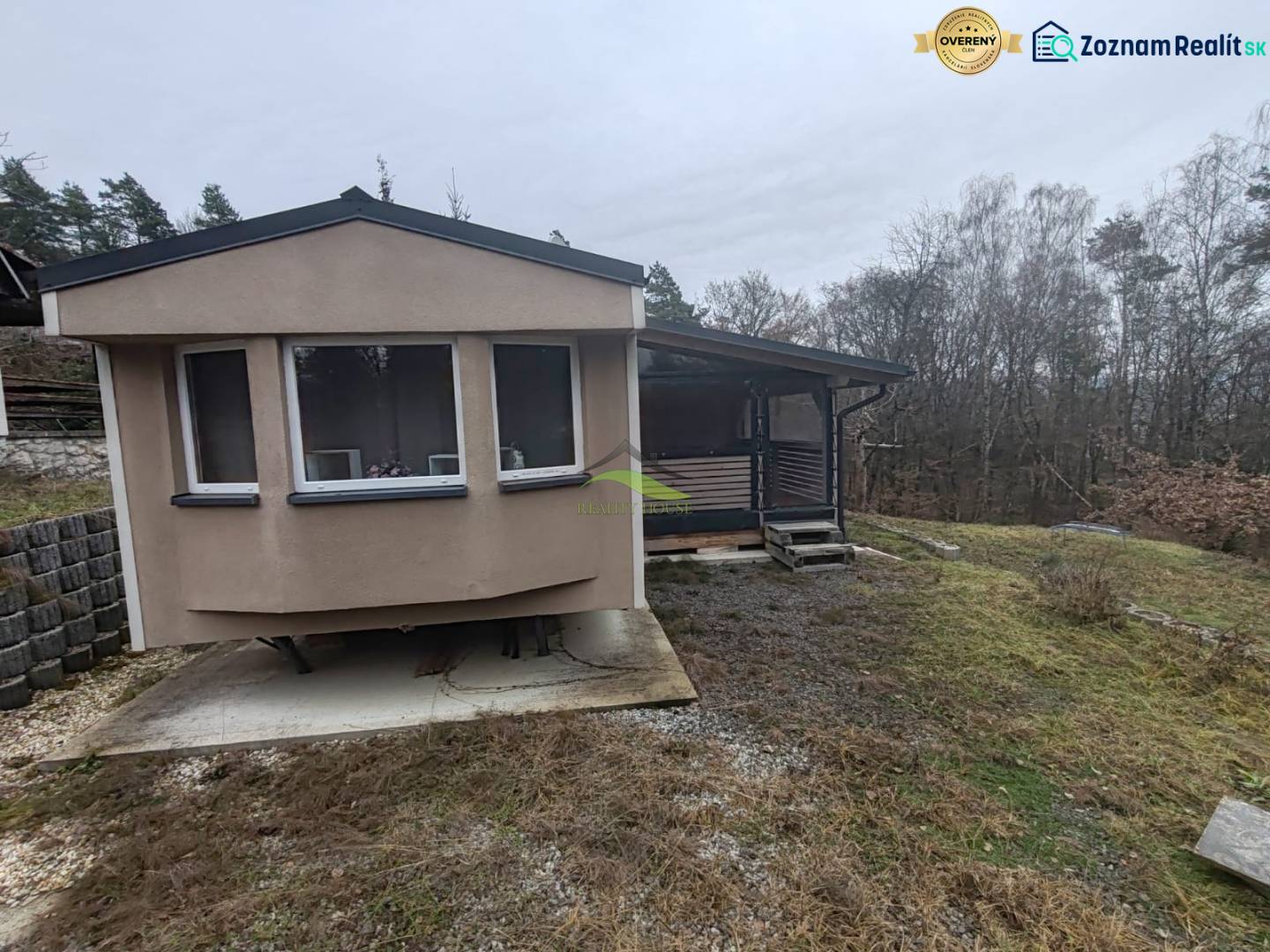 Pohoda pri vode, chata s výhľadom na Domašu - Chata na Hlavnej ulici v Novej Kelči obklopená stromami a mierne svahovitým terénom.