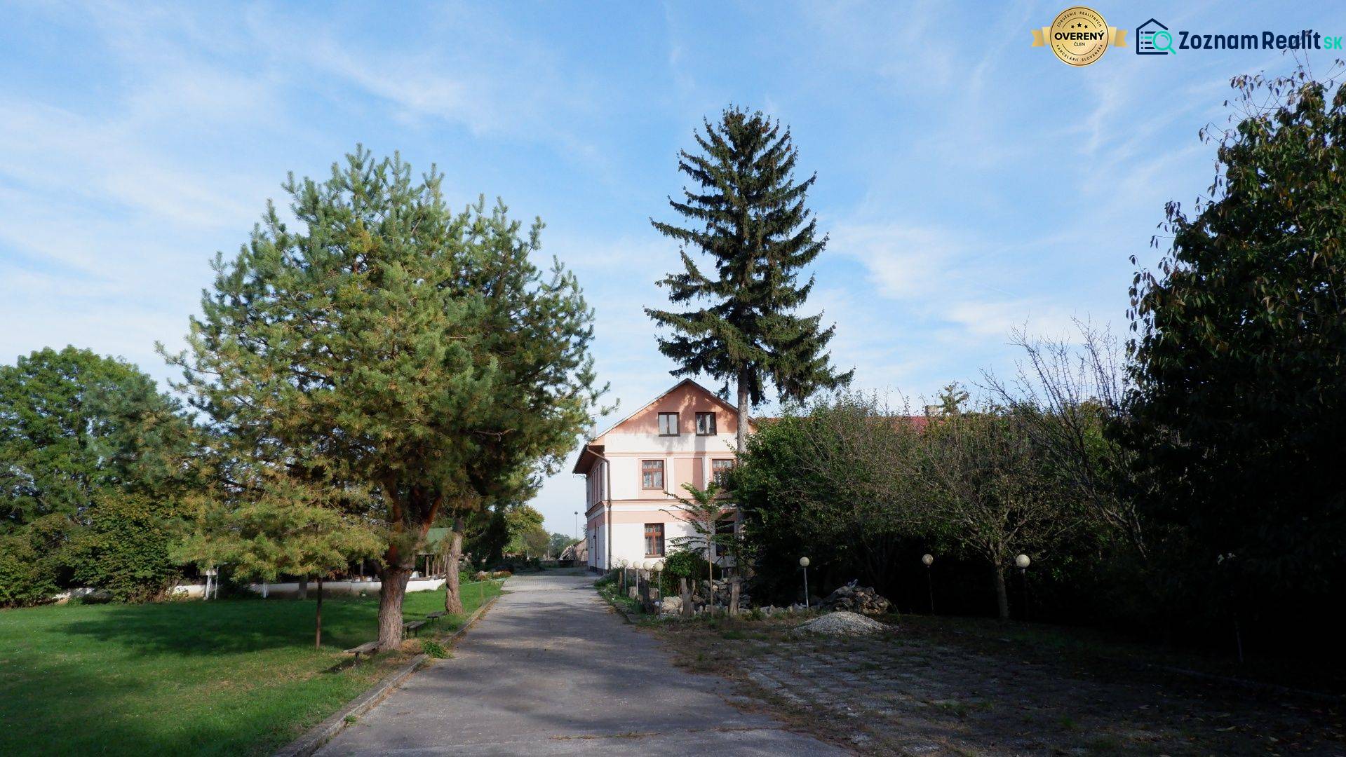 Ponúkame na predaj penzión v Poľnom Kesove - Cesta vedie k vidieckemu domu obklopenému zeleňou v Poľnom Kesove, Hotely a penzióny.