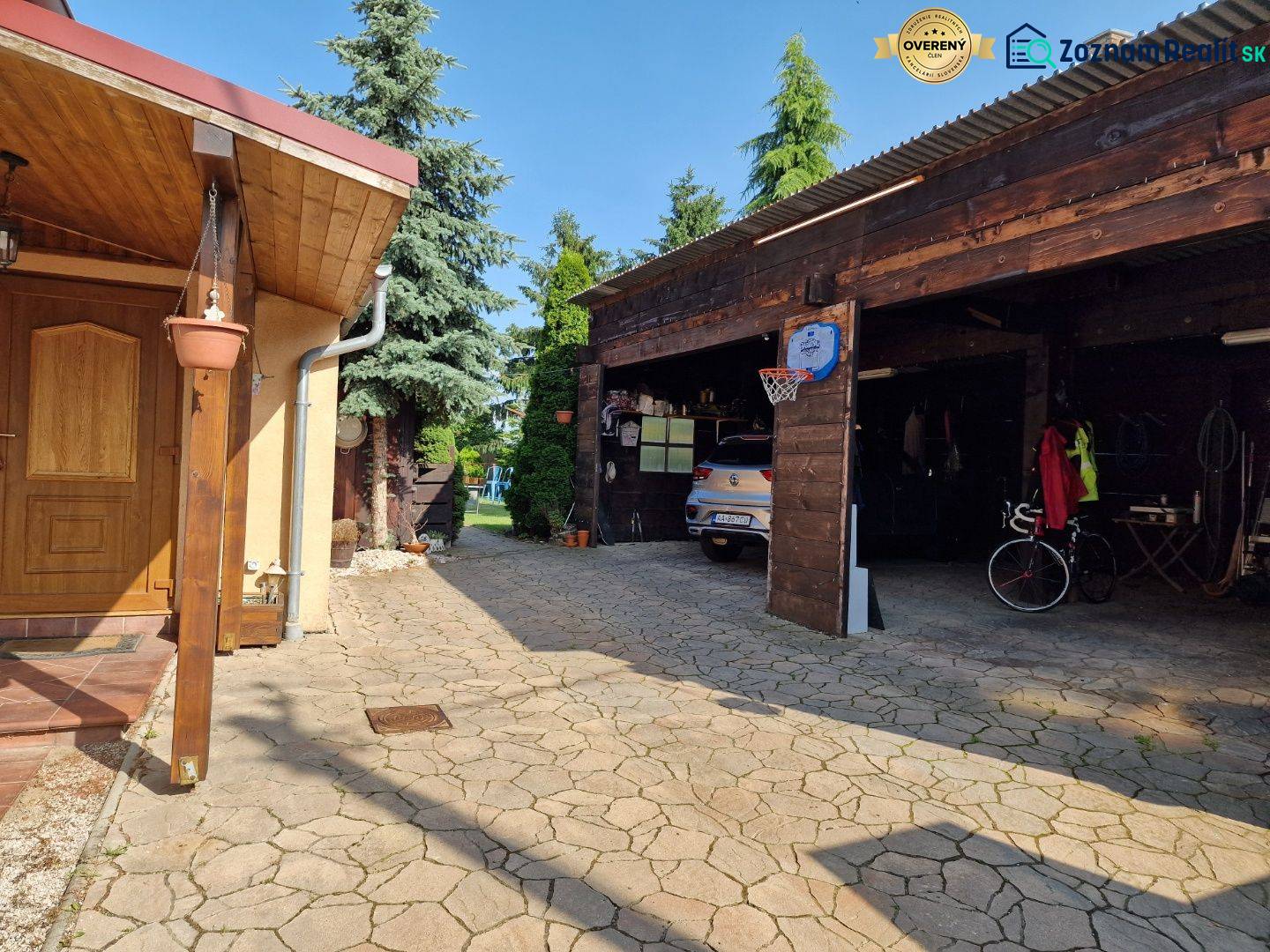 Krásny rodinný dom s rozľahlým pozemkom - Rodinný dom v Dlhej nad Váhom s prístreškom, garážou a upraveným dvorom.