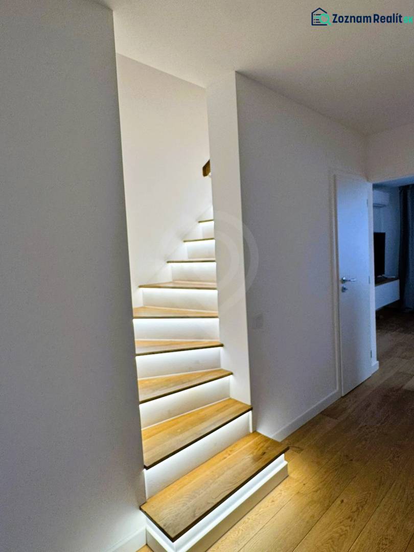 5 - izbový rodinný dom - 168 m², na pozemku 223 m², Ivanka pri Dunaji - Schodisko v rodinnom dome so zabudovaným osvetlením a podlahou s dreveným dekorom.
