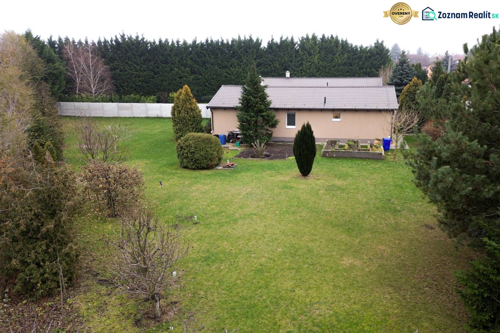 Investičná príležitosť v Kvetoslavov - DOM ideálny pre súkromnú škôlku - Rodinný dom na Hlavnej ulici v Kvetoslavove, obklopený veľkou záhradou a ihličnanmi.