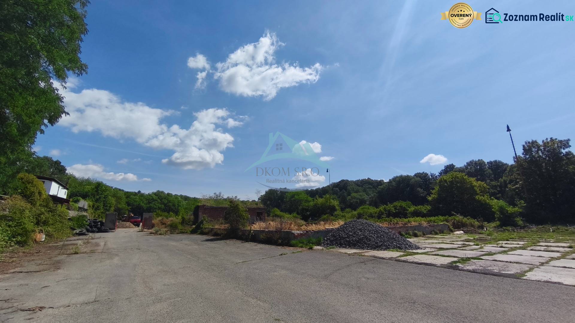 Pozemok o rozlohe 1880 m2  vo Veľkom Krtíši. - Pozemky - komerčné na Lučenskej ceste vo Veľkom Krtíši s prírodným pozadím a asfaltovou plochou.