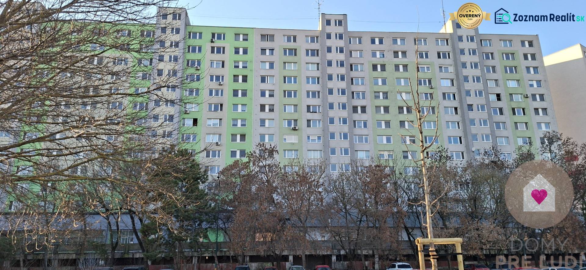 PETRŽALKA -Obchodný priestor v blízkosti električkovej trate na predaj - Panelový dom na Beňadickej ulici v Bratislave - Petržalke, obklopený stromami.