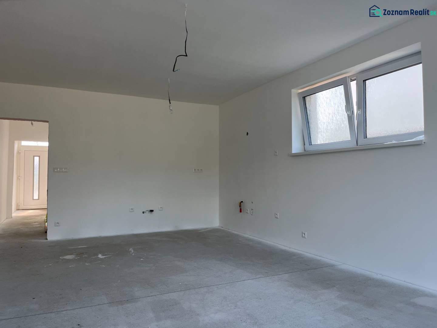 Novostavba- 4-izbový rodinný dom-Super Cena - Interiér rodinného domu s oknom, bielymi stenami a prevádzkou pre elektroinštaláciu.