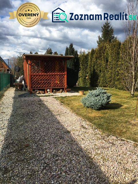 Záhrada na predaj – Kráľová nad Váhom 29 900 € - Dohoda Možná - Drevená chata v Kráľovej nad Váhom s upravenou záhradou a kríkom.