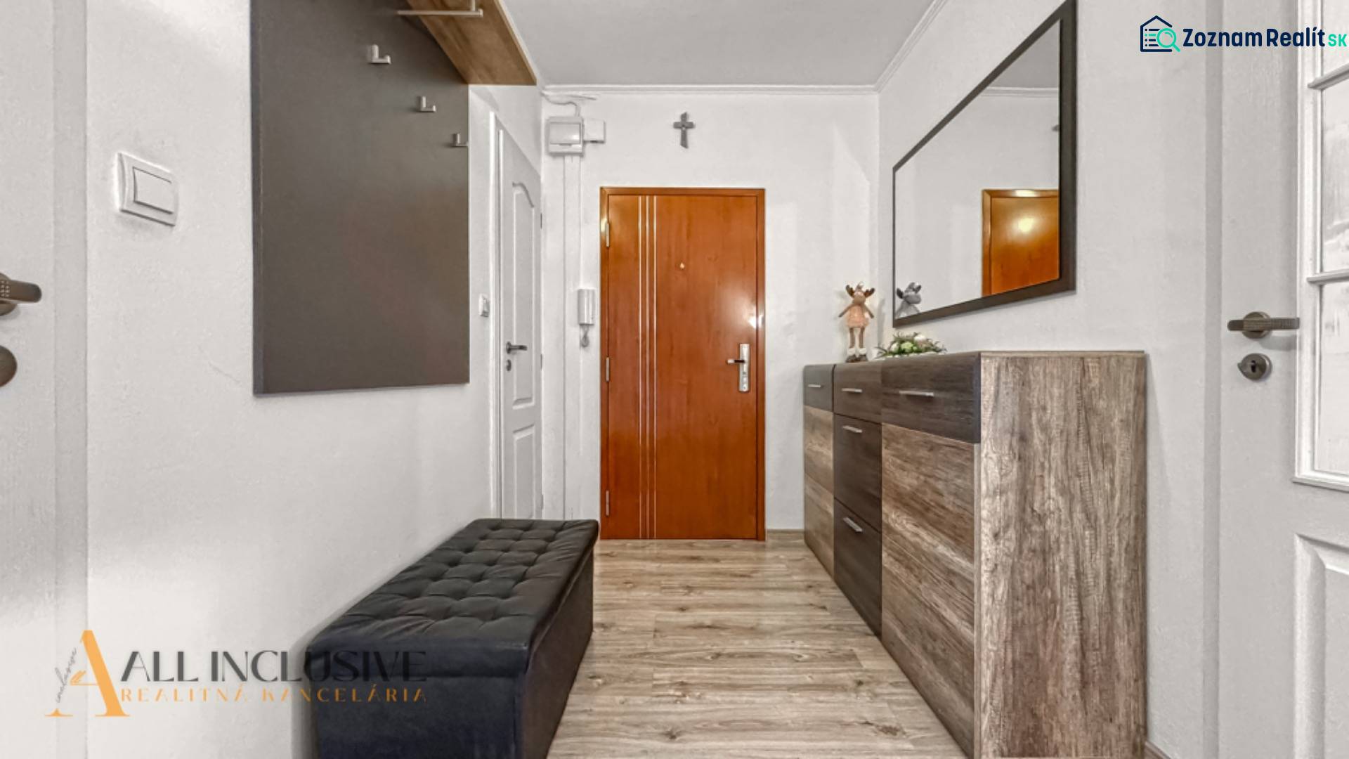 PRÍJEMNÝ 3 IZBOVÝ BYT | P.O.HVIEZDOSLAVA | TOPOĽČANY - Vstupná hala 3-izbového bytu, skriňa s podlahou s dreveným dekorom a zrkadlo.