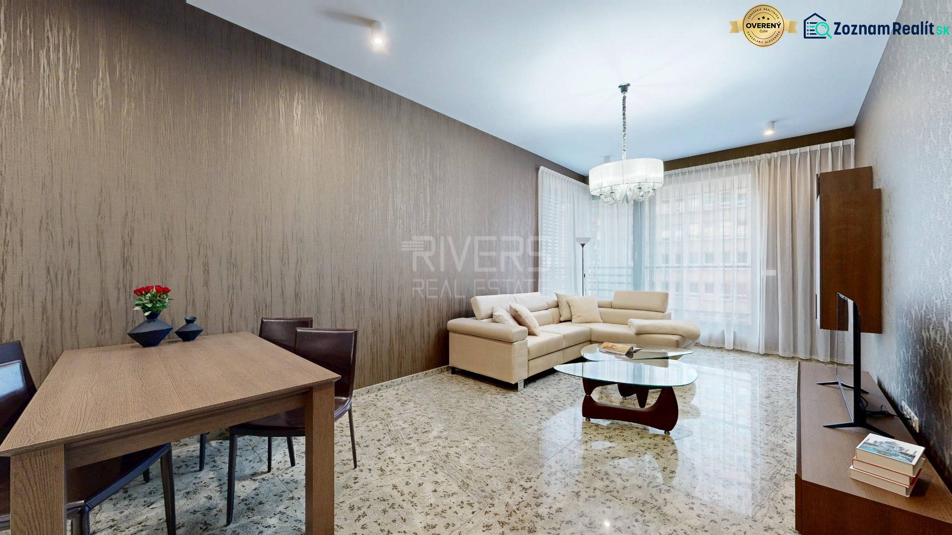 RIVERS | FIVE STAR RESIDENCE _ 3i byt na prenájom - Obývacia izba s pohovkou, jedálenským stolom a dekoratívnym osvetlením v 3-izbovom byte.