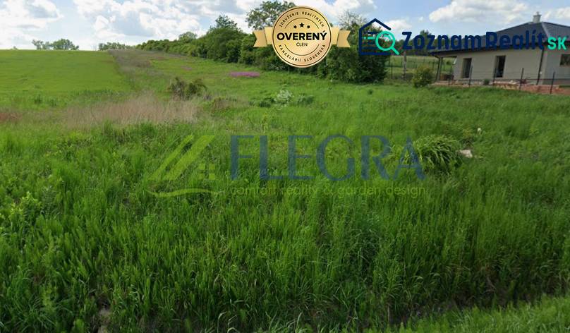 Na predaj : stavebný pozemok  Vranov nad Topľou - Pozemok na bývanie na Lomnickej ulici vo Vranove nad Topľou, porastený zeleňou.