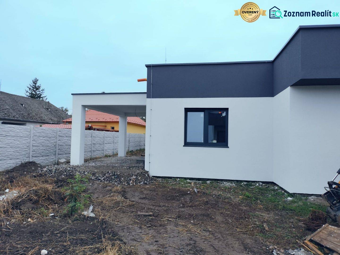 Novostavba 4-izbového rodinného dvojdomu v obci Žihárec - Rodinný dom v Žihárci s modernou fasádou a priľahlou pergolou na dvore.