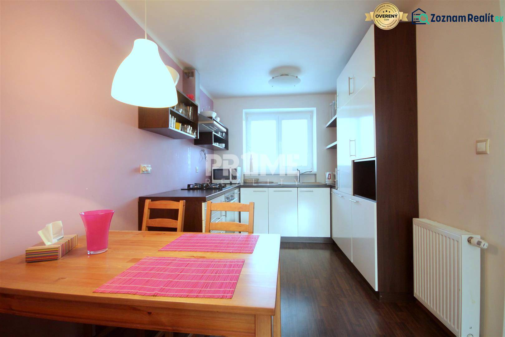 Moderný 2i byt, balkón, tehla, tichá lokalita, Kadnárova ul., Rača - Kuchyňa v 2-izbovom byte s podlahou s dreveným dekorom a ružovými doplnkami.