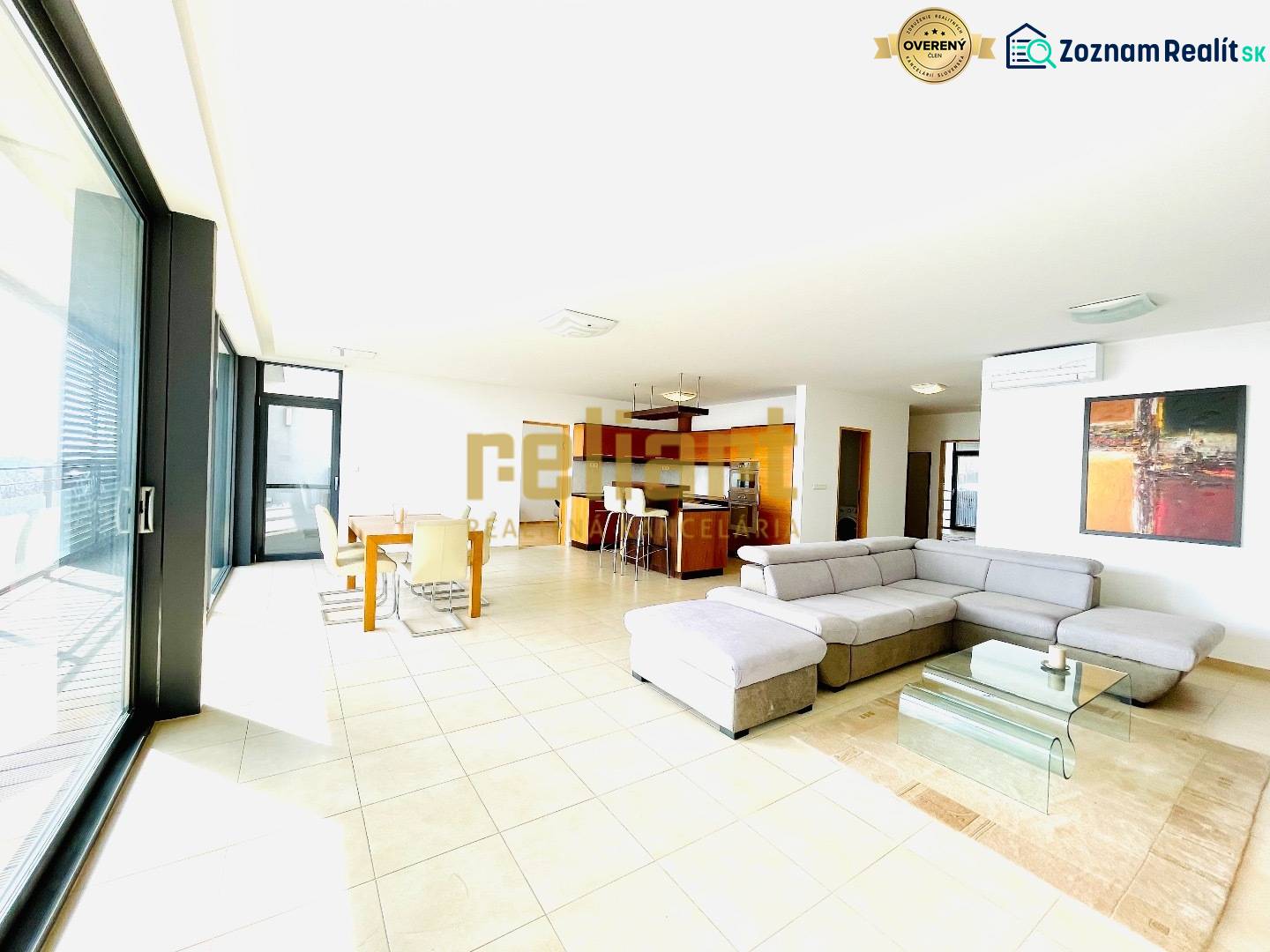 Koliba:Na prenájom 4i, lux. byt,terasa, bazén/eng.text inside - Svetlá obývacia izba v 4-izbovom byte s pohovkou a jedálenským stolom.