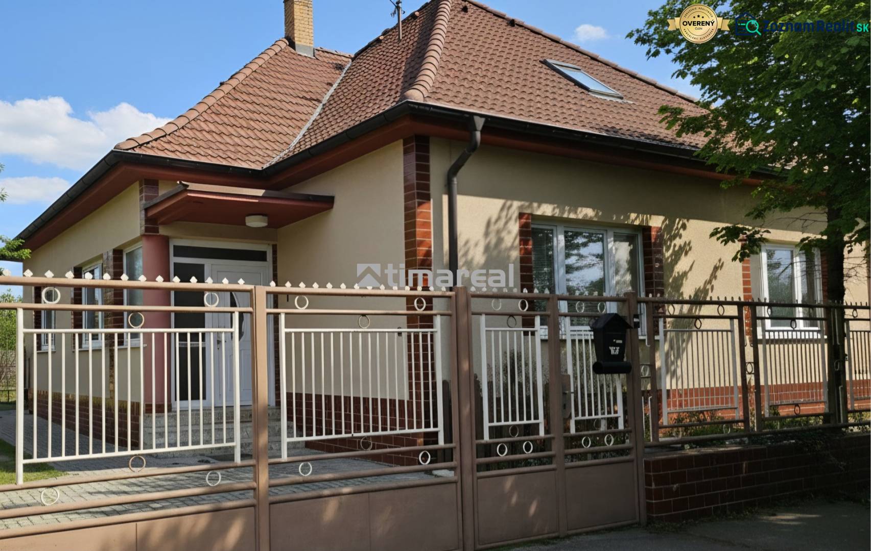 4i rodinný dom s garážou, 8á pozemok s vlastnou studňou, Križovany - Rodinný dom v Križovanoch nad Dudváhom s murovaným plotom a šikmou strechou.