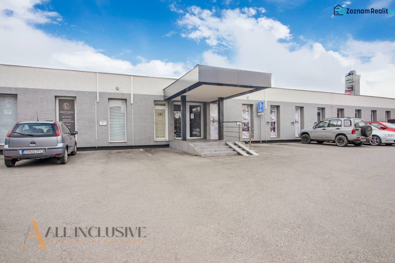 ALL INCLUSIVE I PODNIKATEĽSKÝ PRIESTOR 18 M2 NA PRENÁJOM GALANTA    - Jednopodlažná budova s obchodnými priestormi na ulici Vajanského, parkoviskom a autami pred vstupom.