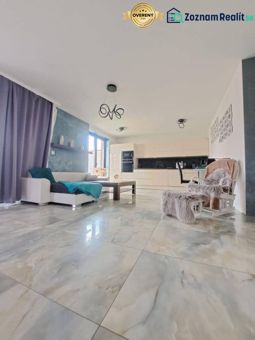 Neodolateľná ponuka! 4-izbová novostavba Galanta-Kolónia za super cenu - Obývacia izba s veľkými oknami a svetlými dlaždicami v rodinnom dome.