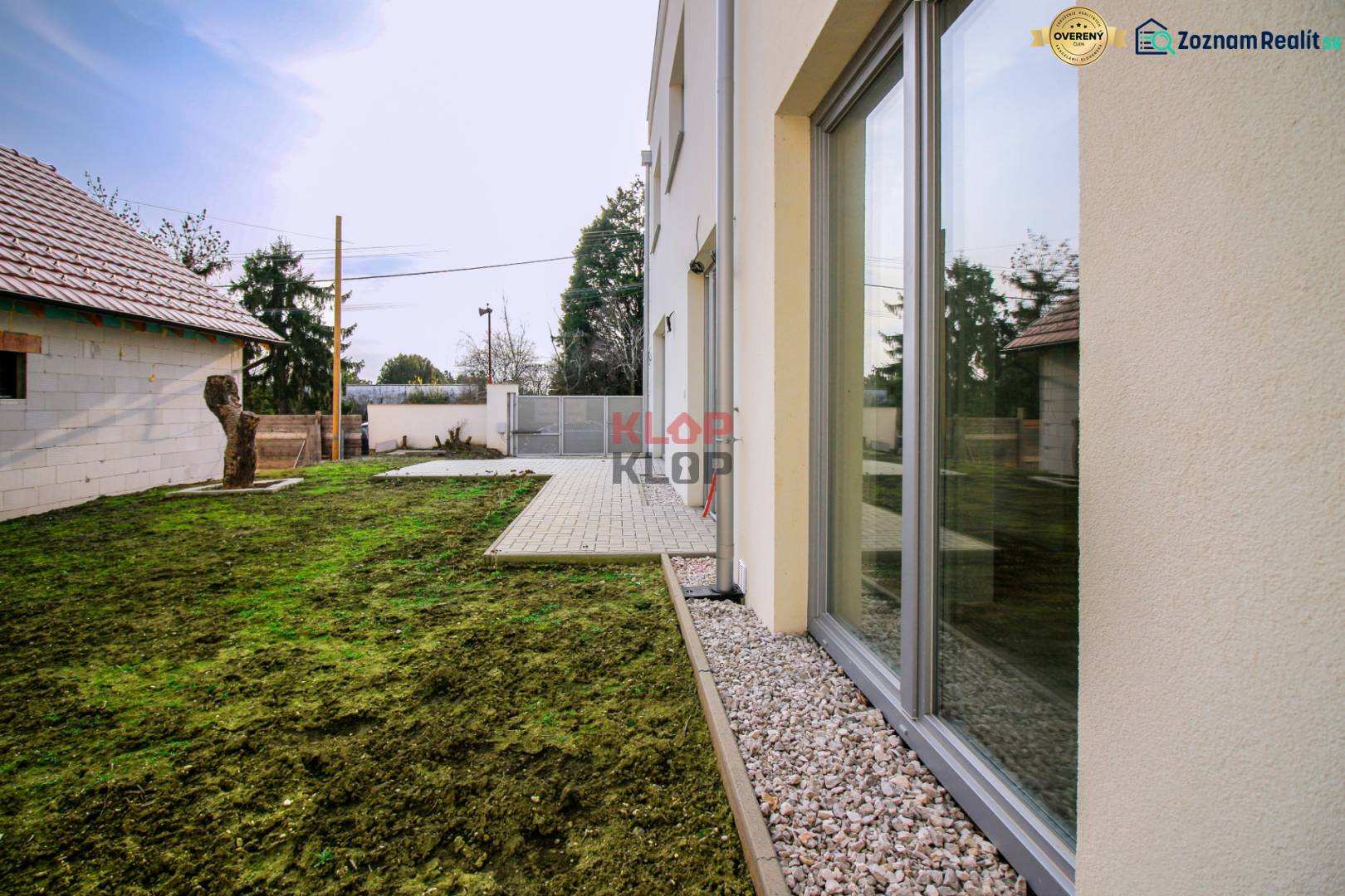 Kúpte si MODERNÚ NOVOSTAVBU 5i RD pri SENCI s MOŽNOSŤOU VÝMENY za BYT - Záhrada rodinného domu na Obchodnej ulici vo Veľkom Bieli s trávnikom a terasou.