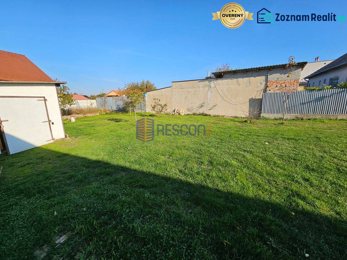 NOVÁ CENA !!  Atraktívny stavebný pozemok, obec Jakubov, 676 m - Trávnatý pozemok v Jakubove s murovanou garážou a oplotením na bývanie.