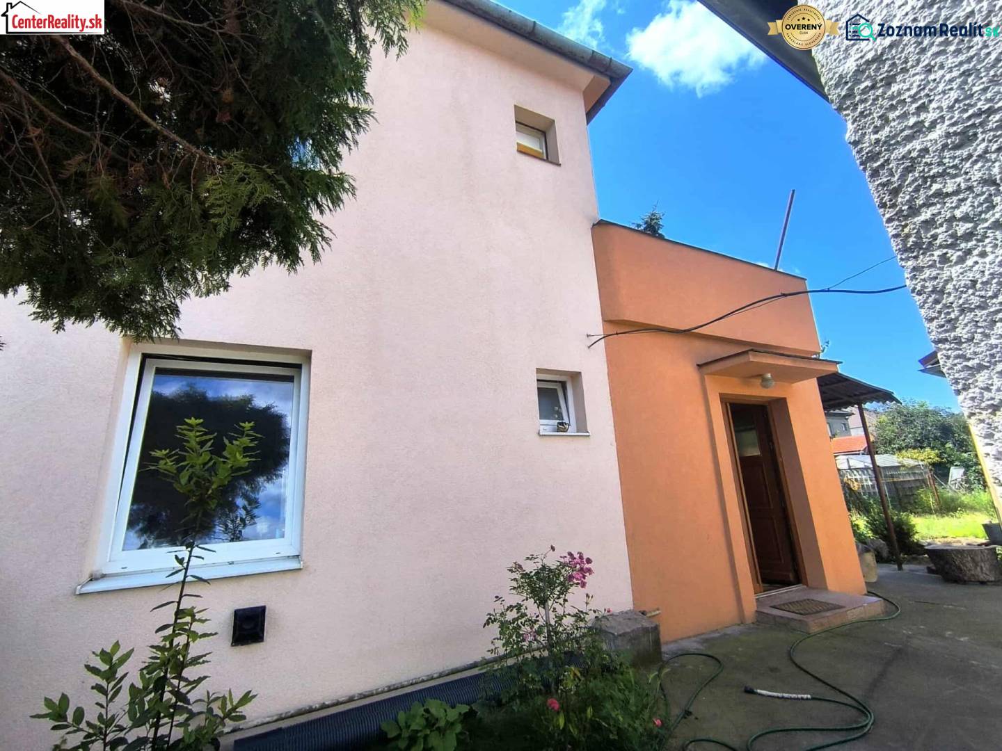 ❗️ RODINNÝ POL DOM NA PREDAJ PARTIZÁNSKE -  CENTRUM MESTA ❗️  - Rodinný dom v Partizánskom má ružovú fasádu, malé okienka a vchodové dvere.