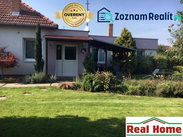 Dom s garážou na peknom rovinatom pozemku. - Rodinný dom v Čiernej Vode s udržiavanou záhradou a prekrytou terasou.