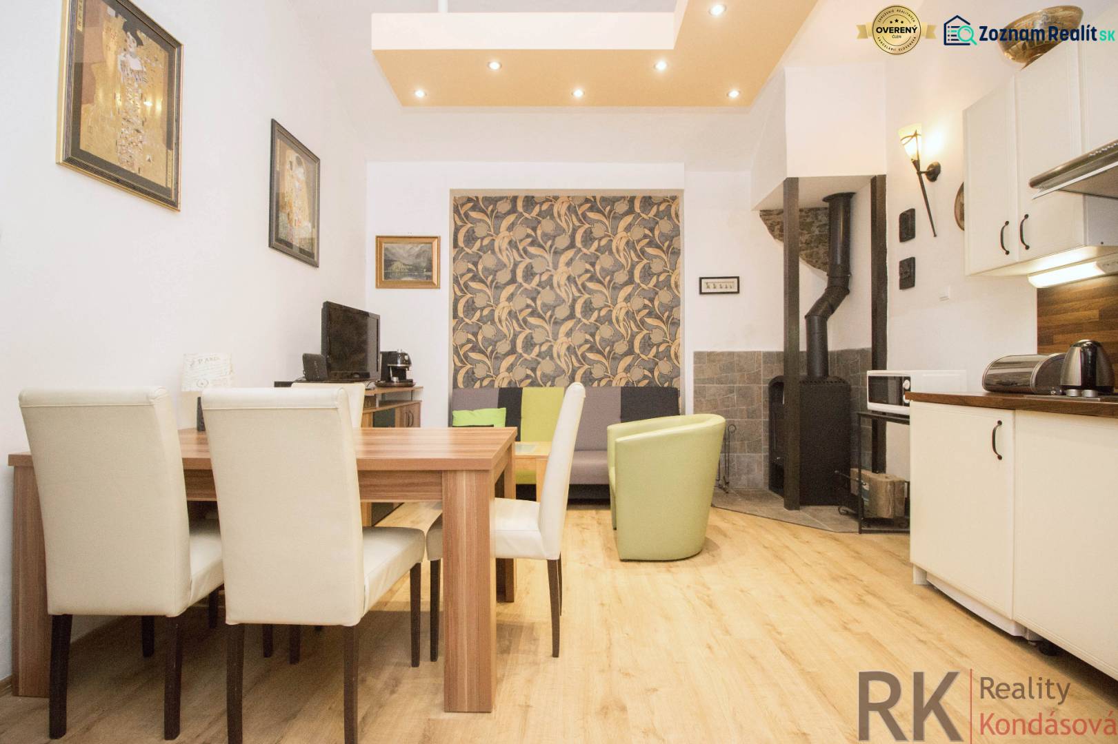 Centrum Košíc - 2-izb.tehlový byt s parkovaním vo dvore - Jedálenský kút v 2-izbovom byte s podlahou s dreveným dekorom a krbom.