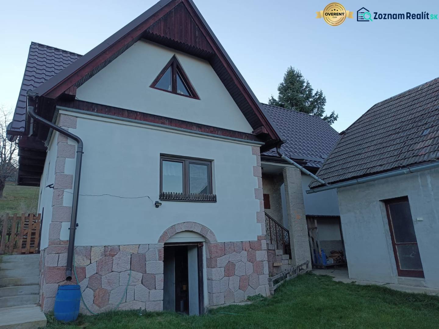 Samota Nová Baňa – Štále s hospodárskymi stavbami  - Rodinný dom s dvoma strechami, farebnou fasádou a s kamenným obložením, v príjemnom prostredí.