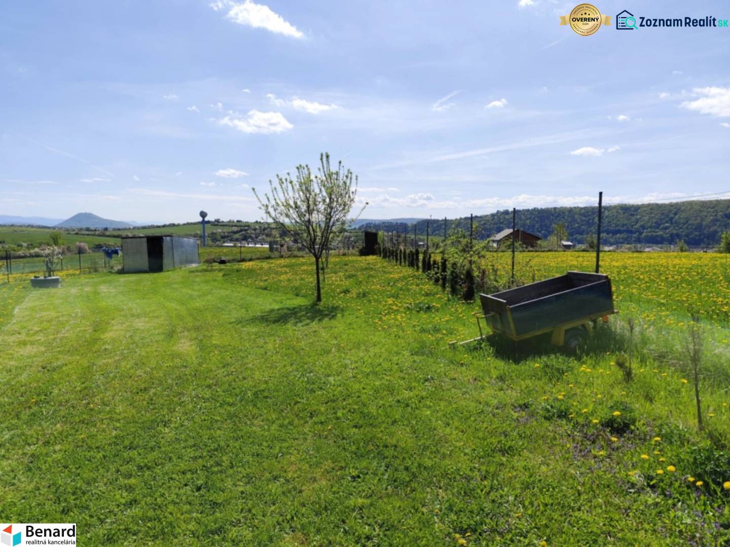 NA PREDAJ PEKNÝ OPLOTENÝ POZEMOK 719m2, SABINOV  - Trávnatý pozemok s výhľadom na kopce v okolí Sabinova vhodný na bývanie.