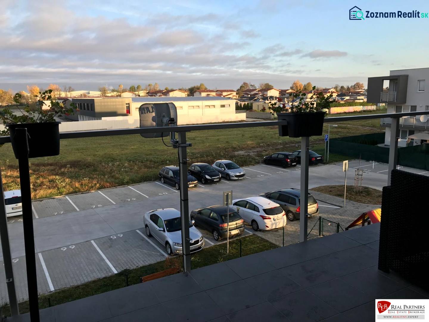 Prenájom parkovacieho miesta Javorová, Dunajská Lužná - Parkovisko na Javorovej ulici v Dunajskej Lužnej pri zvláštnych nehnuteľnostiach.