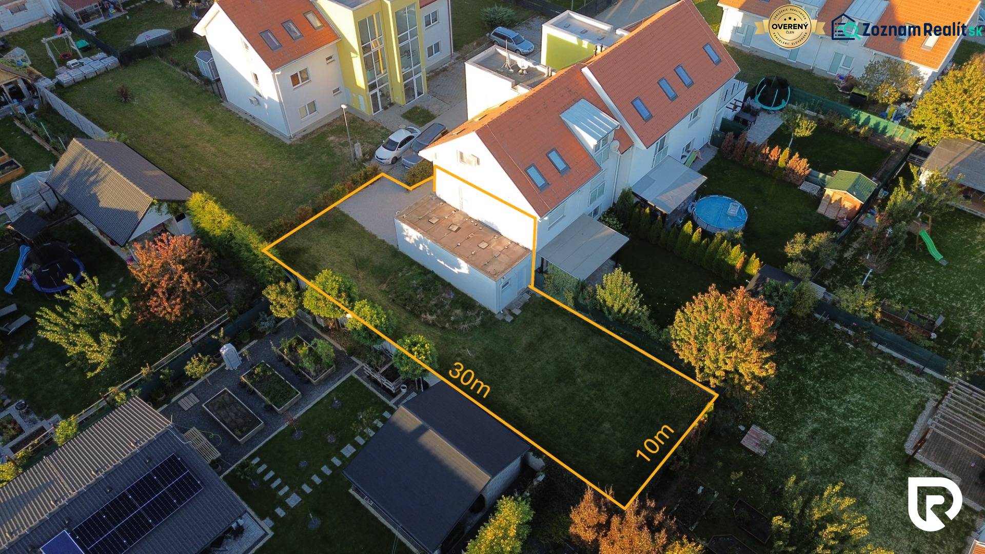 Svetlý 2i byt + 200 m² záhrada | Biely Kostol - Letecký pohľad na záhradu 2-izbového bytu v Bielom Kostole so susednými budovami.