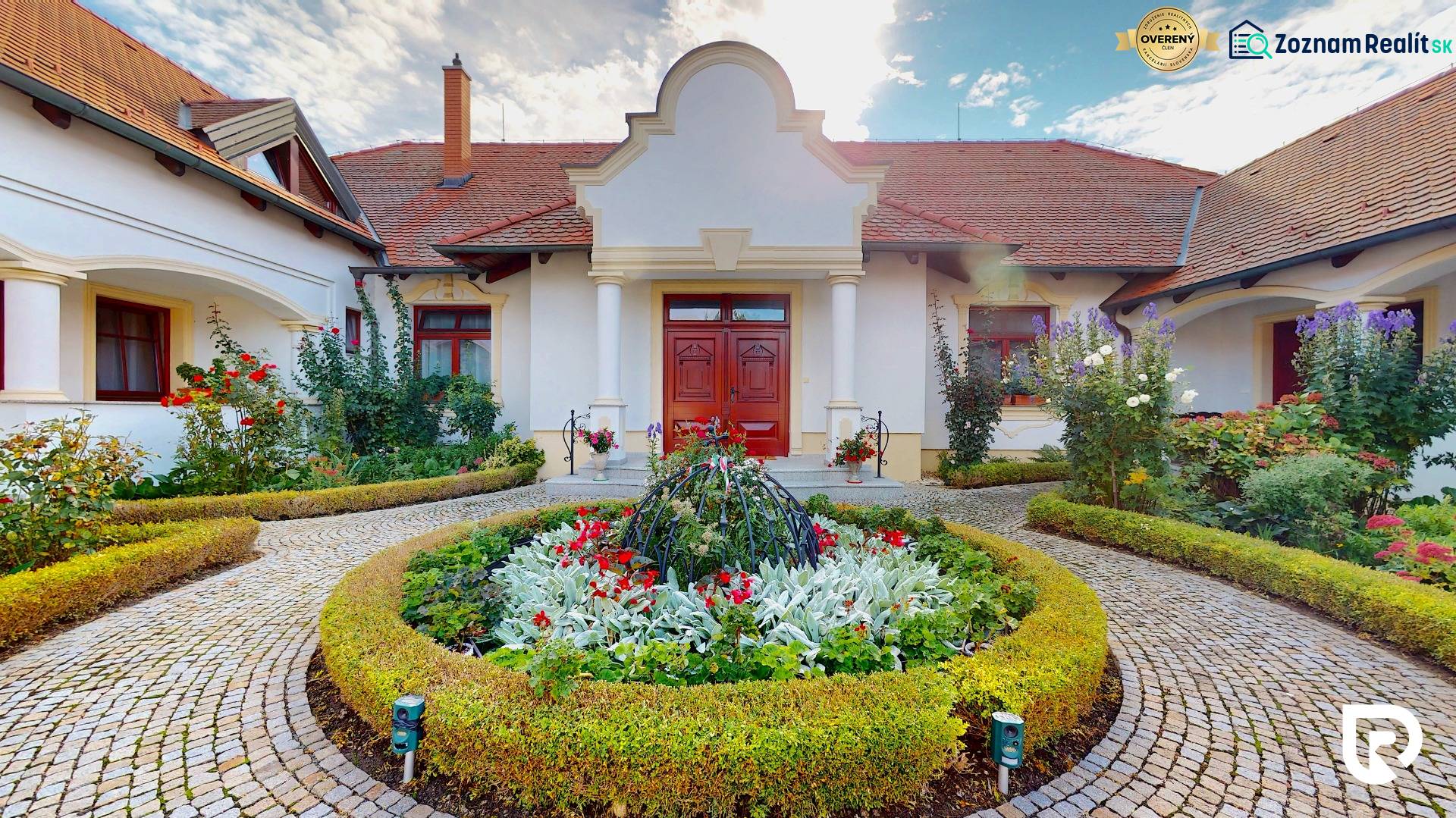 Bývanie ako v raji pri lagúne | Šamorín - Predná záhrada Vily v Šamoríne - Čilistove s kvetinovými záhonmi a dlažbou.