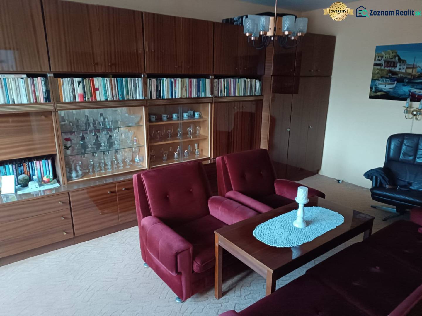 Na predaj veľkometrážny 3 izbový byt Žarnovica - Obývacia izba so starožitnou vínovou sedacou súpravou a vitrínou v 3-izbovom byte.