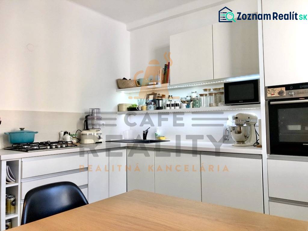 Na prenájom 2 izbový byt, 56 m2, Bratislava, Staré Mesto, Björnsonova - Kuchyňa v 2-izbovom byte s bielymi skrinkami a zabudovanými spotrebičmi.