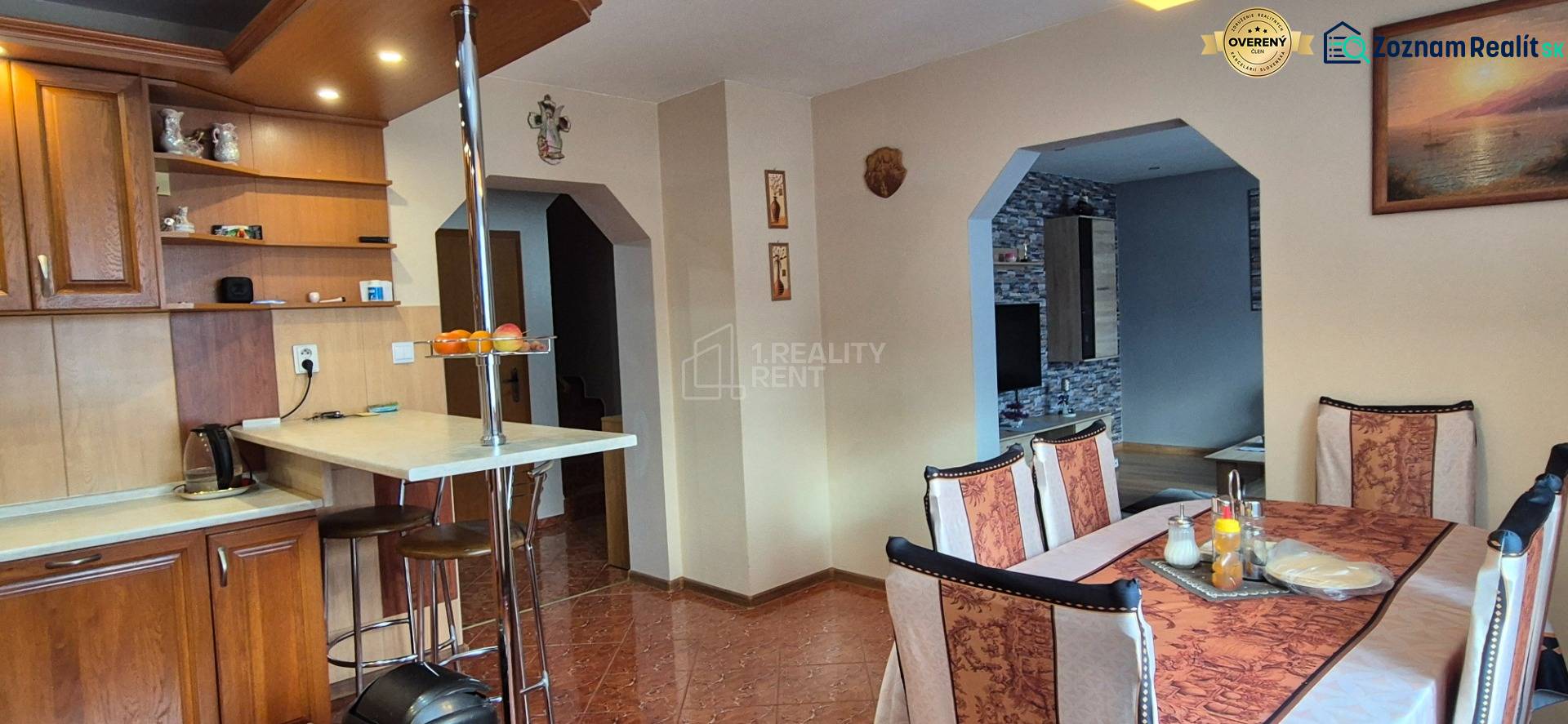 Predaj: Rodinný dom po rekonštrukcii s nadstavbou v Ochodnici (RCZ) - Jedáleň v rodinnom dome s drevenými prvkami, stolom a stoličkami, svetlý interiér.