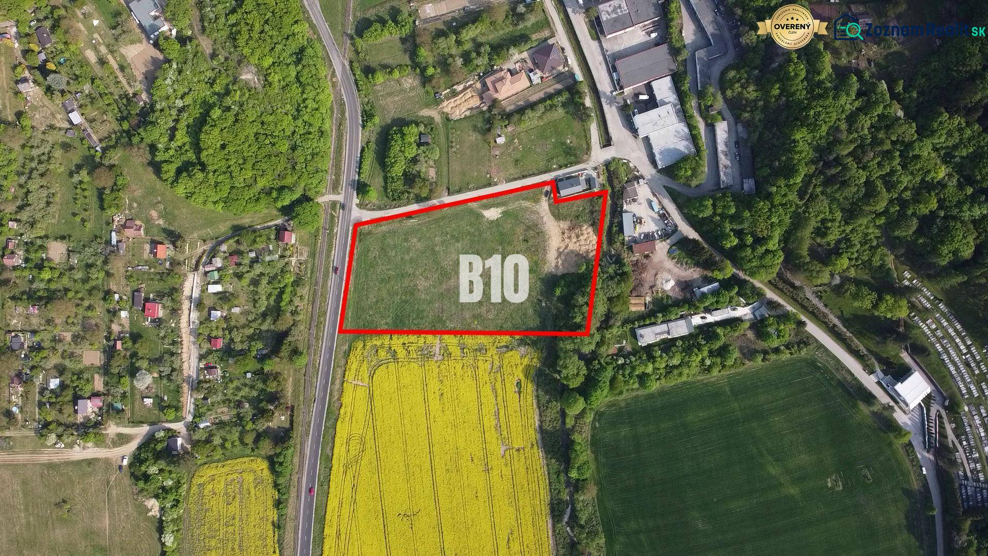 NOVÉ TEPLICE - stavebné pozemky v TOP lokalite - širšie centrum mesta  - Letecký pohľad na pozemky na bývanie v Trenčianskych Tepliciach obklopené zeleňou.