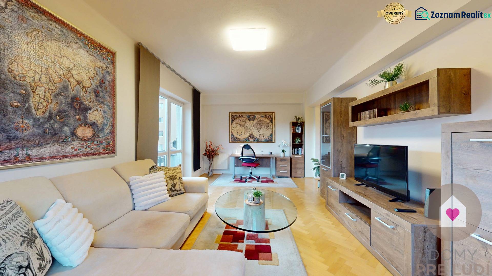 BA/STARÉ MESTO - Prenájom kompletne zariadeného 2i bytu s 2 balkónmi - Obývačka v 2-izbovom byte s mapou na stene a podlahou s dreveným dekorom.