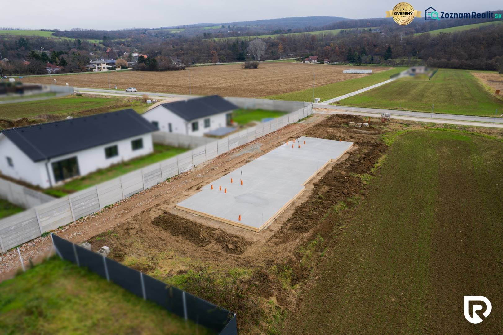 Moderná novostavba 4-izbového domu – Sokolovce  - Základy rodinného domu v Sokolovciach, obklopené poliami a susednými domami.
