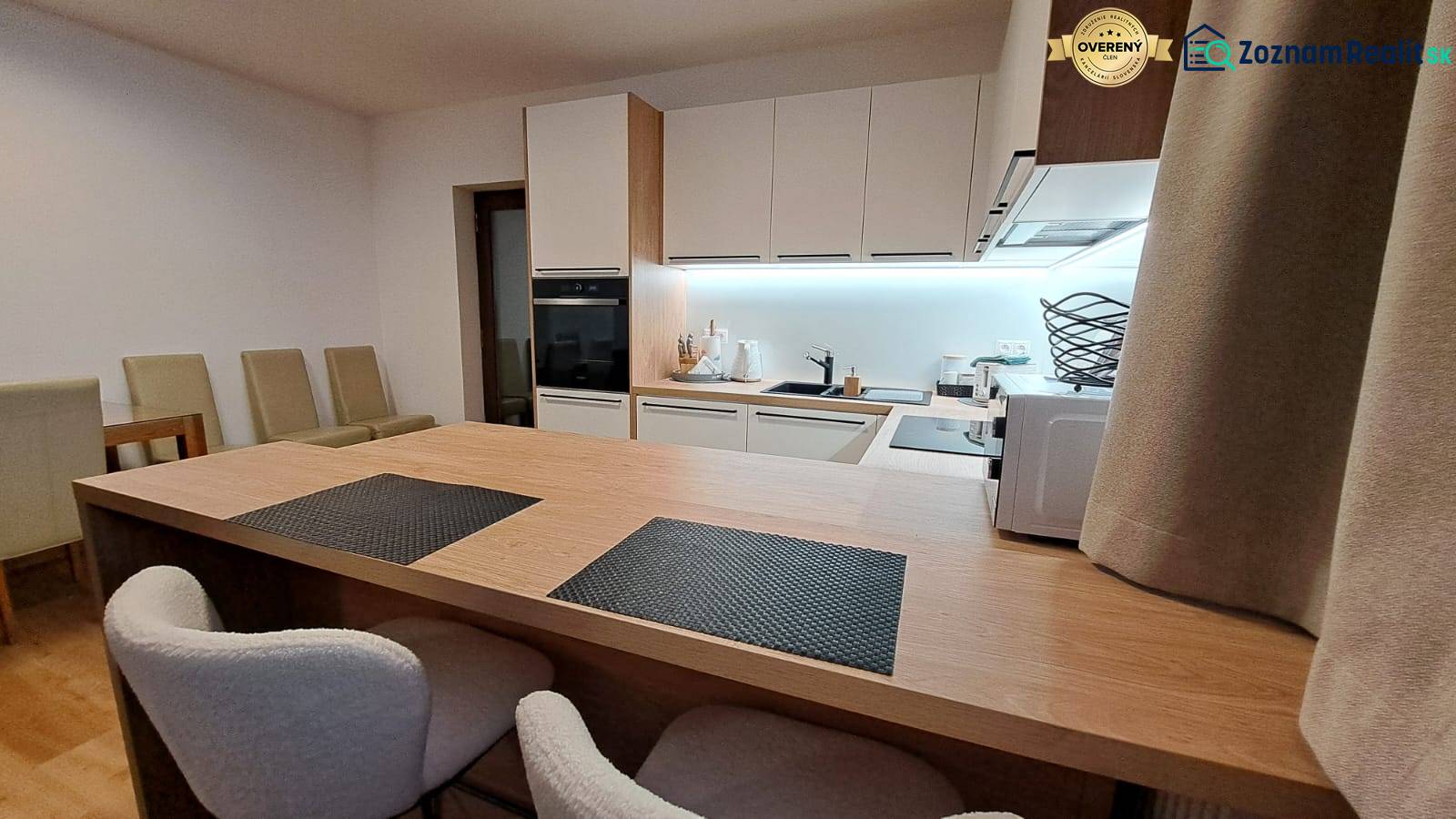 Lukratívny a priestranný 2-izbový apartmán v Mlynici na prenájom - Kuchyňa v 2-izbovom byte so vstavanými spotrebičmi a podlahou s dreveným dekorom.