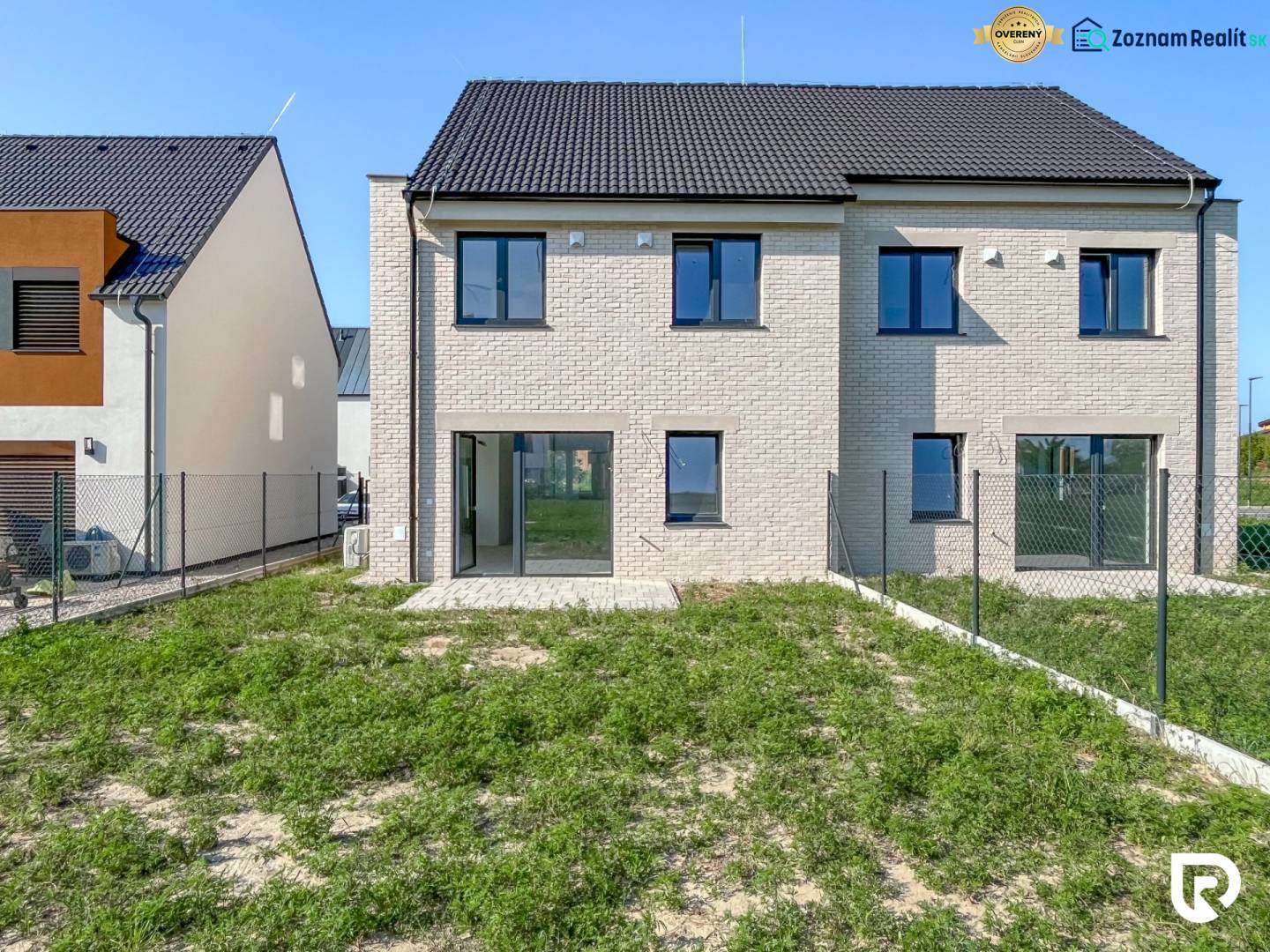 5-izbový dom s predzáhradkou pre rodiny v pokojnej zóne - Dvojpodlažný dom so záhradou a tehlovou fasádou na Irisovej ulici vo Vrakuni.