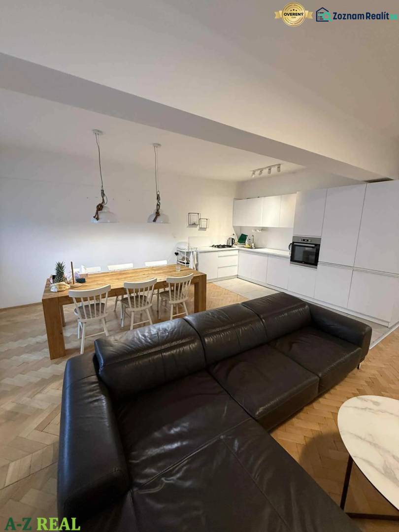 Prenájom 4 izb. bytu, Blumentálska ulica, Staré Mesto - Kuchyňa so sedačkou a jedálenským stolom, podlaha s dreveným dekorom, 4-izbový byt.