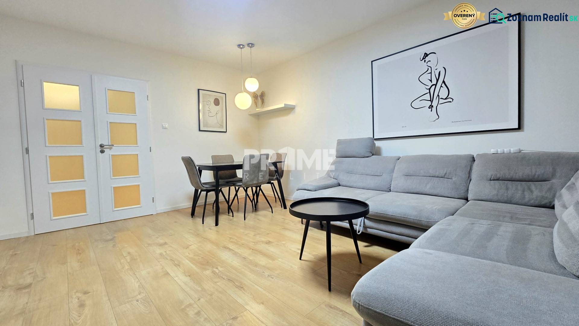 Moderný, rekonštruovaný 3i byt, pivnica, Jašíkova ul., Ružinov - Pošeň - Obývačka v 3-izbovom byte s pohodlnou sedačkou a podlahou s dreveným dekorom.