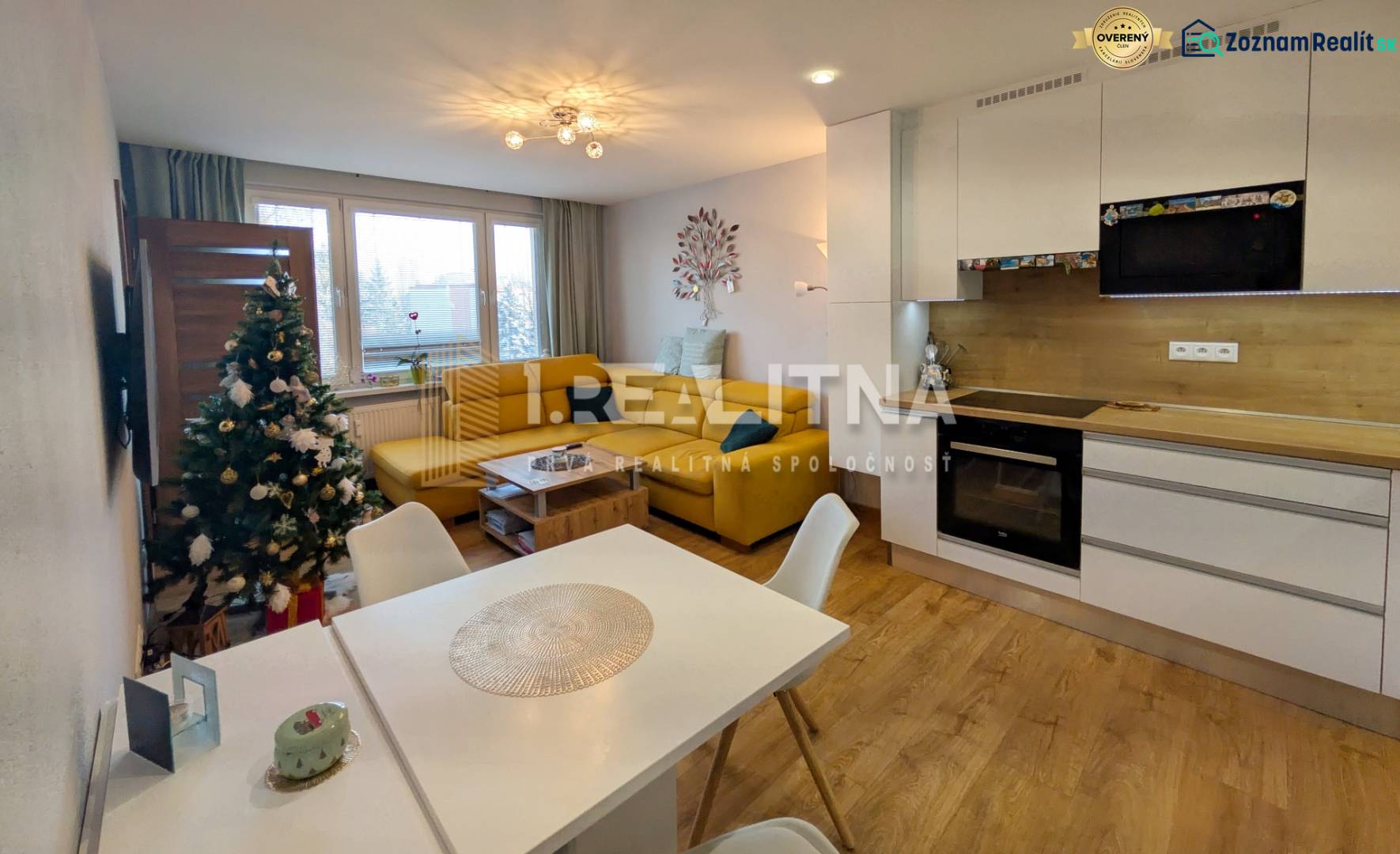 ŠTÝLOVÝ 3,5-IZBOVÝ BYT S NÁBYTKOM NA MIERU, A. HLINKU, ZVOLEN - Obývacia izba v 3-izbovom byte s podlahou s dreveným dekorom a kuchyňou.